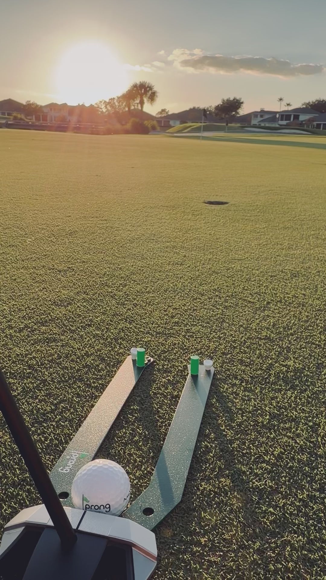 putting green with a putting aid device video -prong